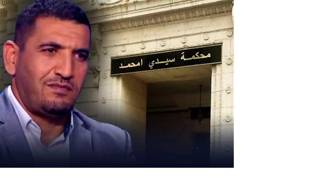 À gauche le portrait d'un homme en veste grise ; à droite la façade du tribunal de Sidi M'Hamed à Alger, enseigne en arabe.